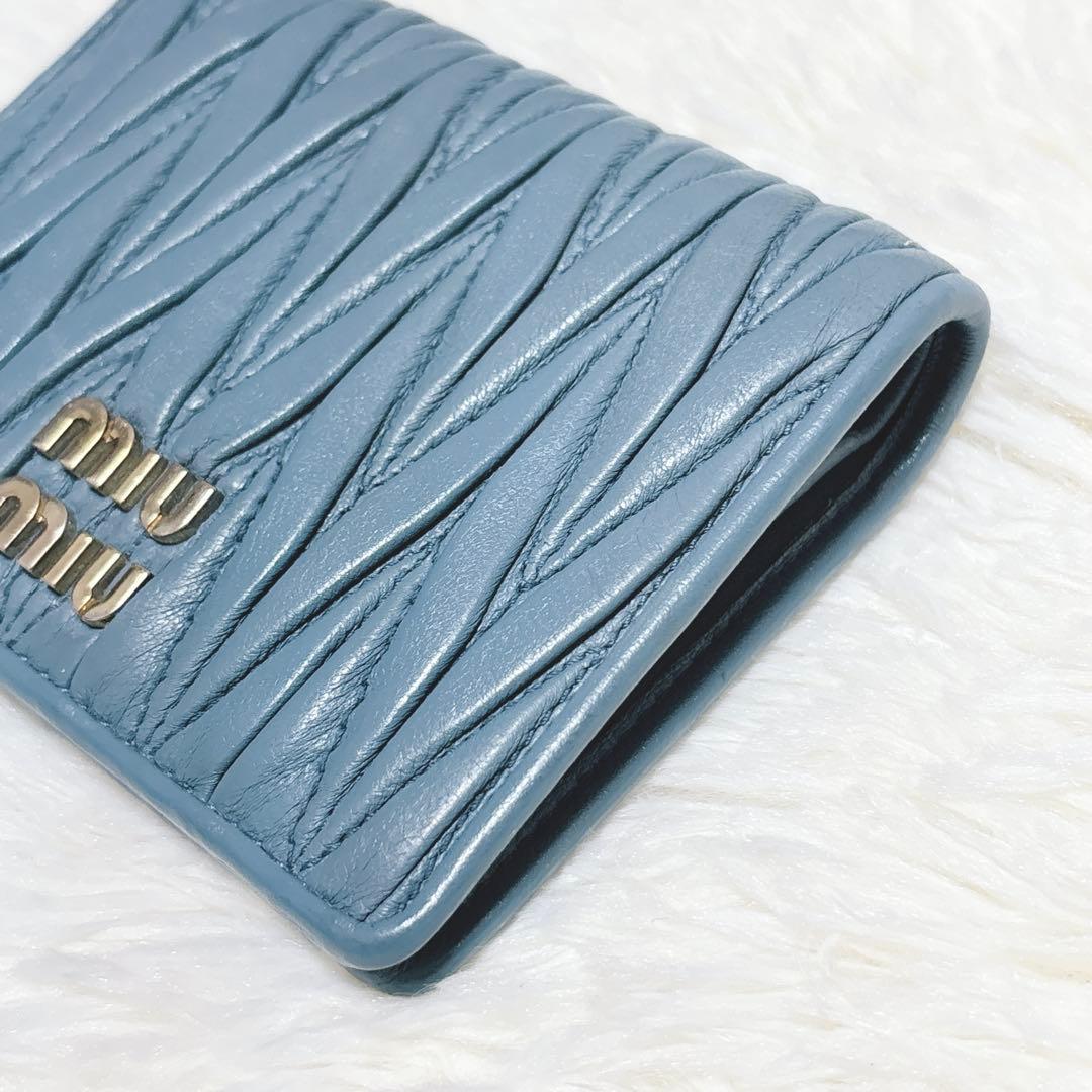 極美品✨️miumiu マテラッセ 二つ折り財布 ロゴ金具 ブルー 現行ロゴ