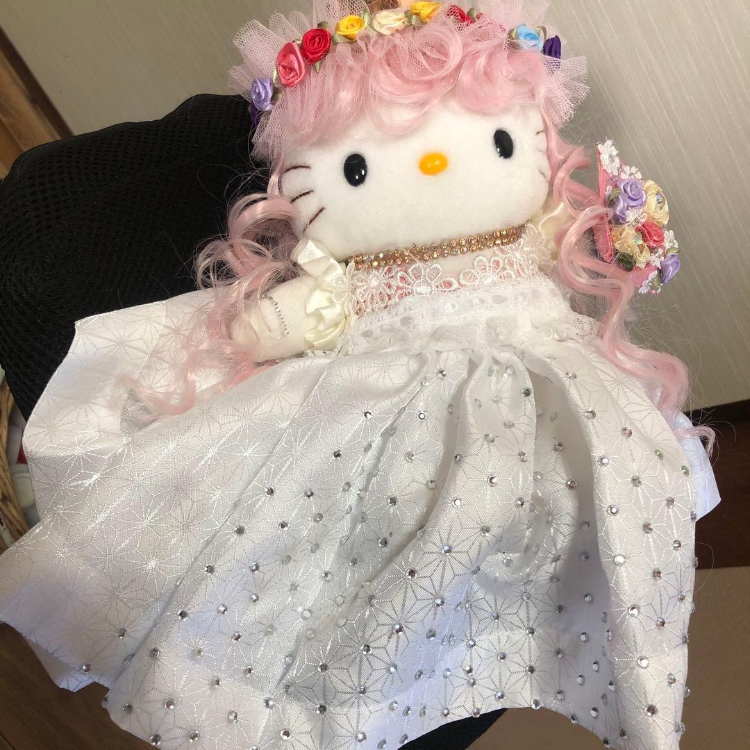 ウェディングドレスを着たハローキティ