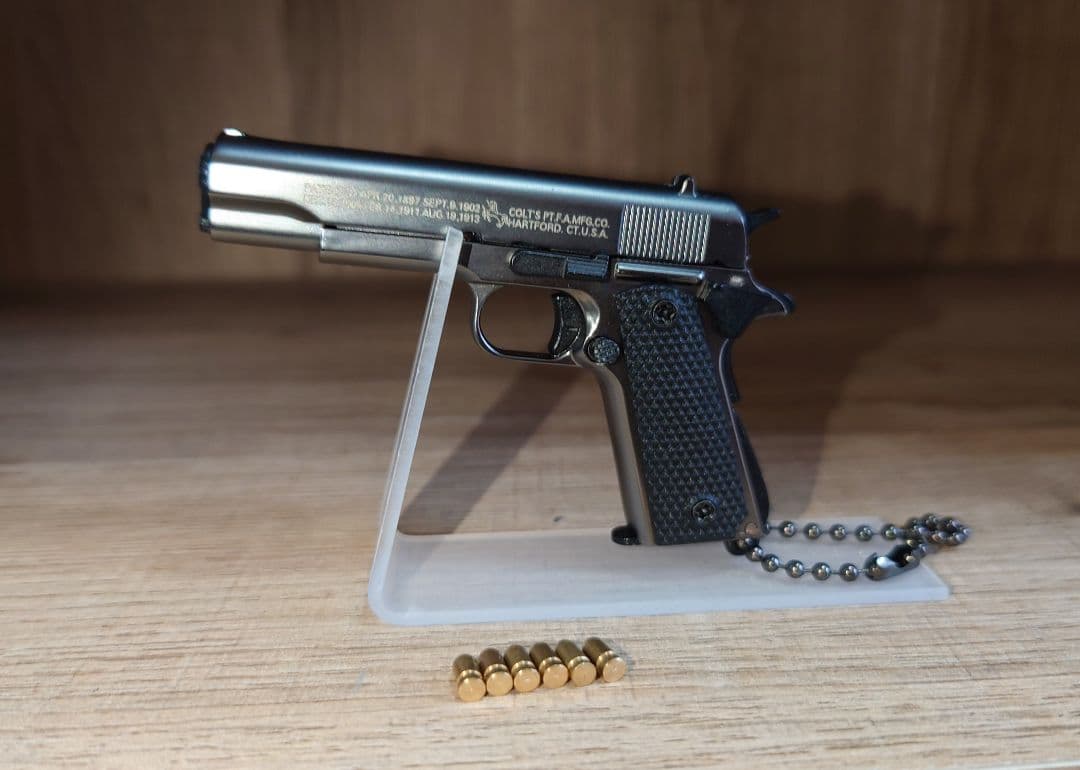 専用　精巧1/3サイズ　ミニチュアガンキーホルダー　コルト1911 ガンカラー