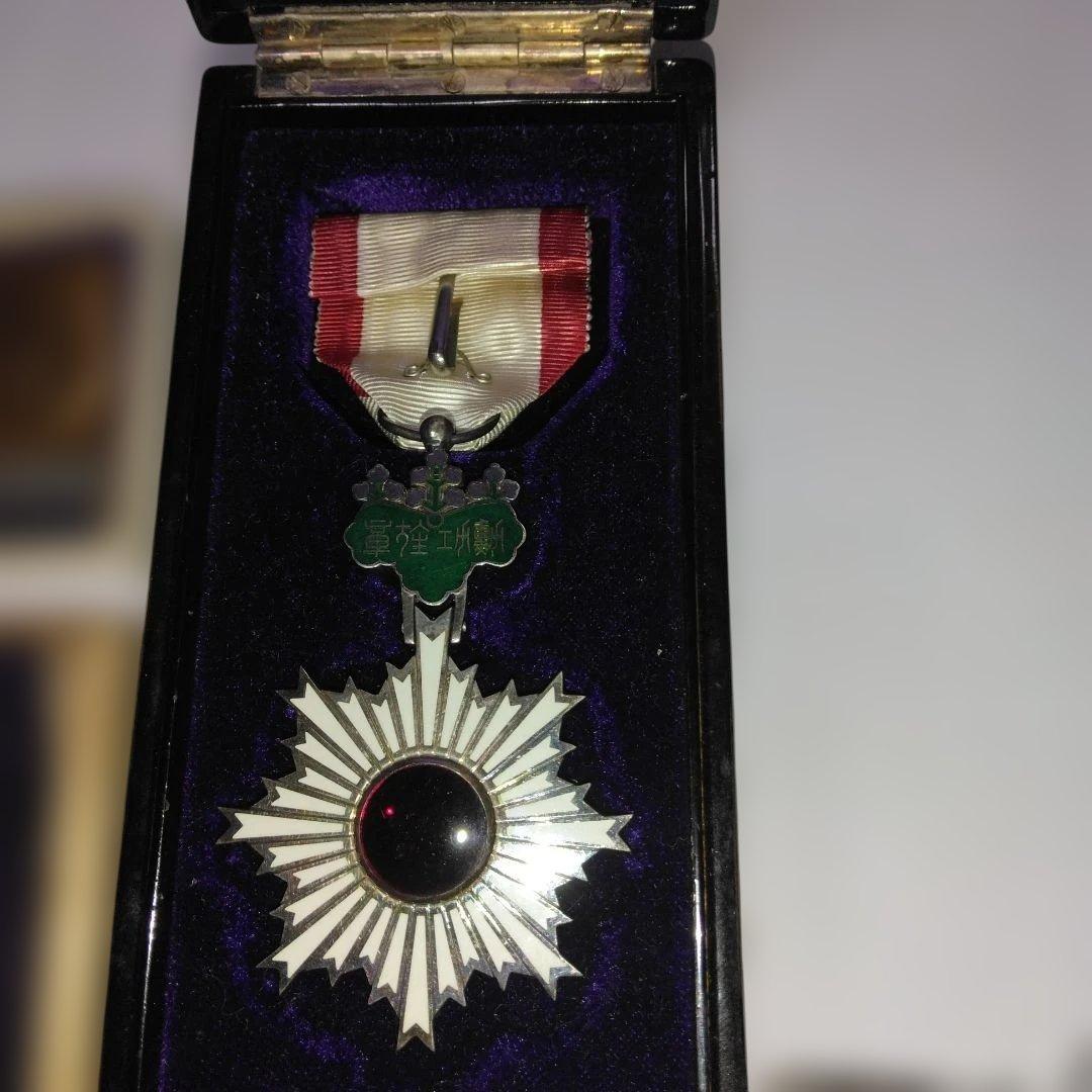 勳六等単光旭日章(略授無し)と警視庁創立100年記念・日本春秋書院同人記章その他