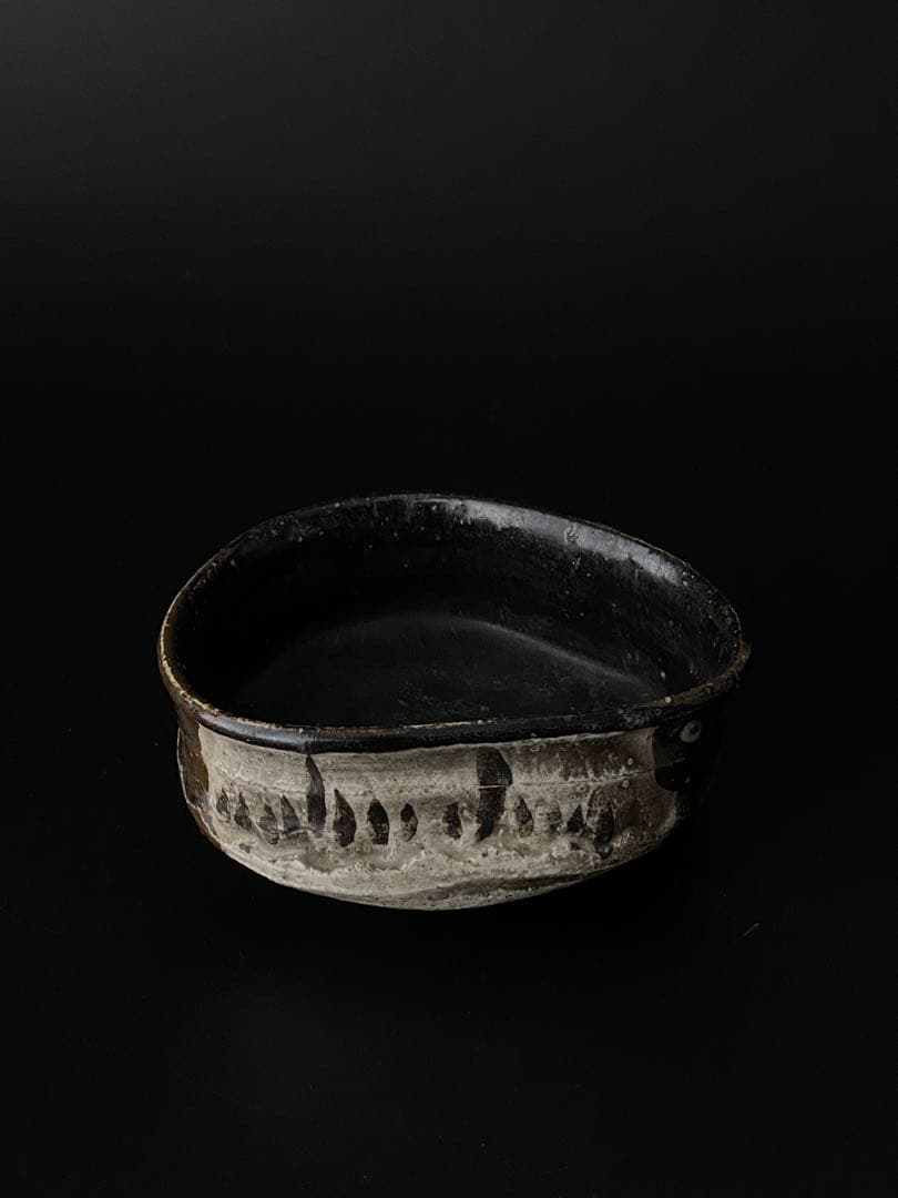 黒織部沓形茶碗 吊柿文様 共箱