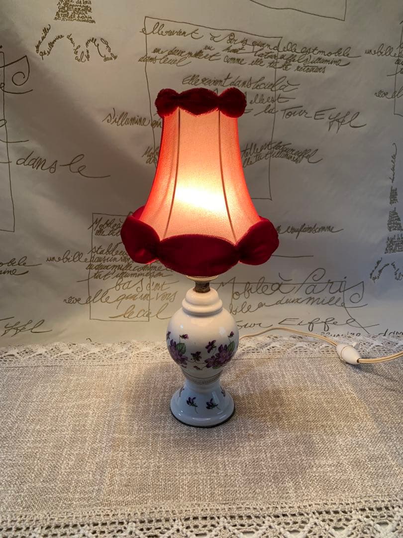 フランス製 アンティーク スミレ柄の赤いシェードがプードルみたいな
