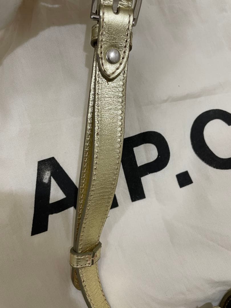A.P.C. アーペーセー　ルクセンブルクゴールドショルダーバッグ