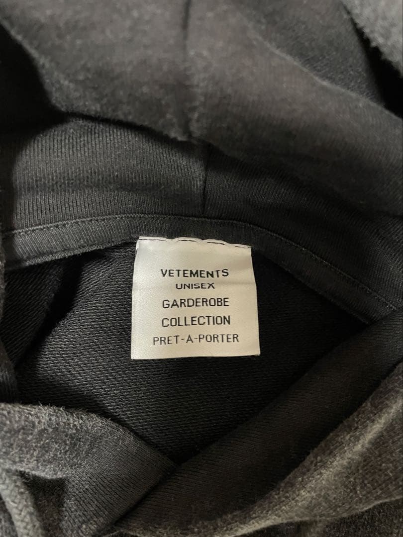 VETEMENTS ヴェトモン　ユニセックス　パーカー　Lサイズ