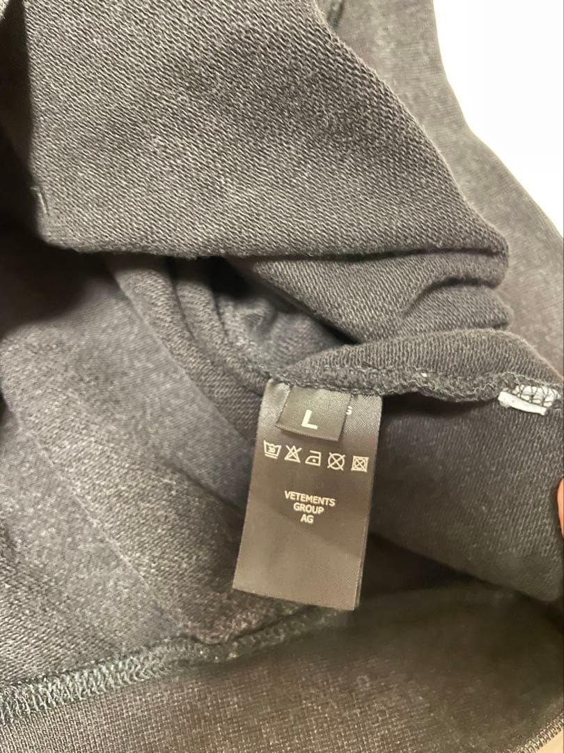 VETEMENTS ヴェトモン　ユニセックス　パーカー　Lサイズ