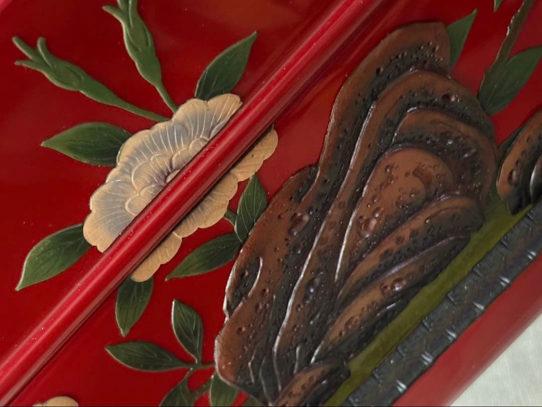 紅房 べんぼう 琉球漆器 朱漆花鳥箔絵六角東道盆 梅 牡丹 鳥 蝶