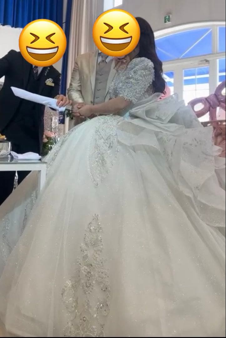 白ウェディングドレス　ティアラとブライダルインナーセット付き