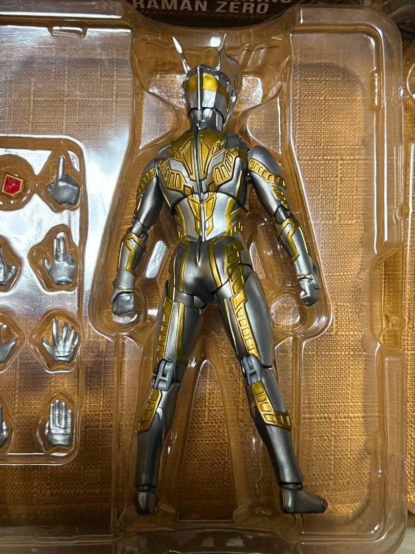 ハ*ミ様 SHFiguarts ウルティメイトシャイニングウルトラマンゼロ