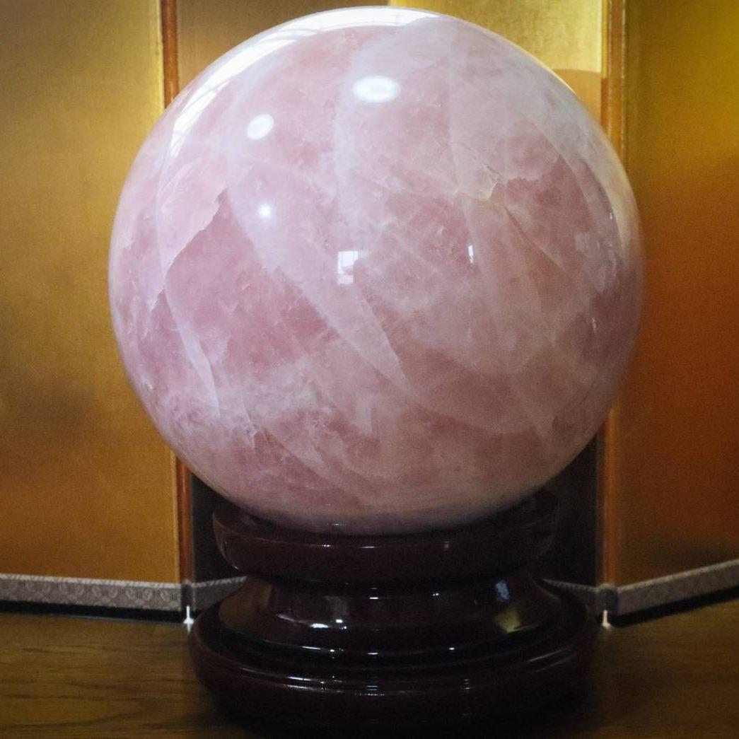 【稀有273】ローズクォーツ 水晶玉 水晶球 水晶 観賞石 天然石 鉱物　水石 スター ローズクォーツ 丸玉 77mm AAA 台座付き マダガスカル産 天然石