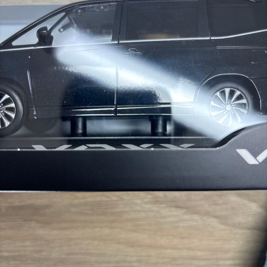 【送料無料】トヨタ ヴォクシー ブラックマイカ 1/30カラーサンプルミニカー