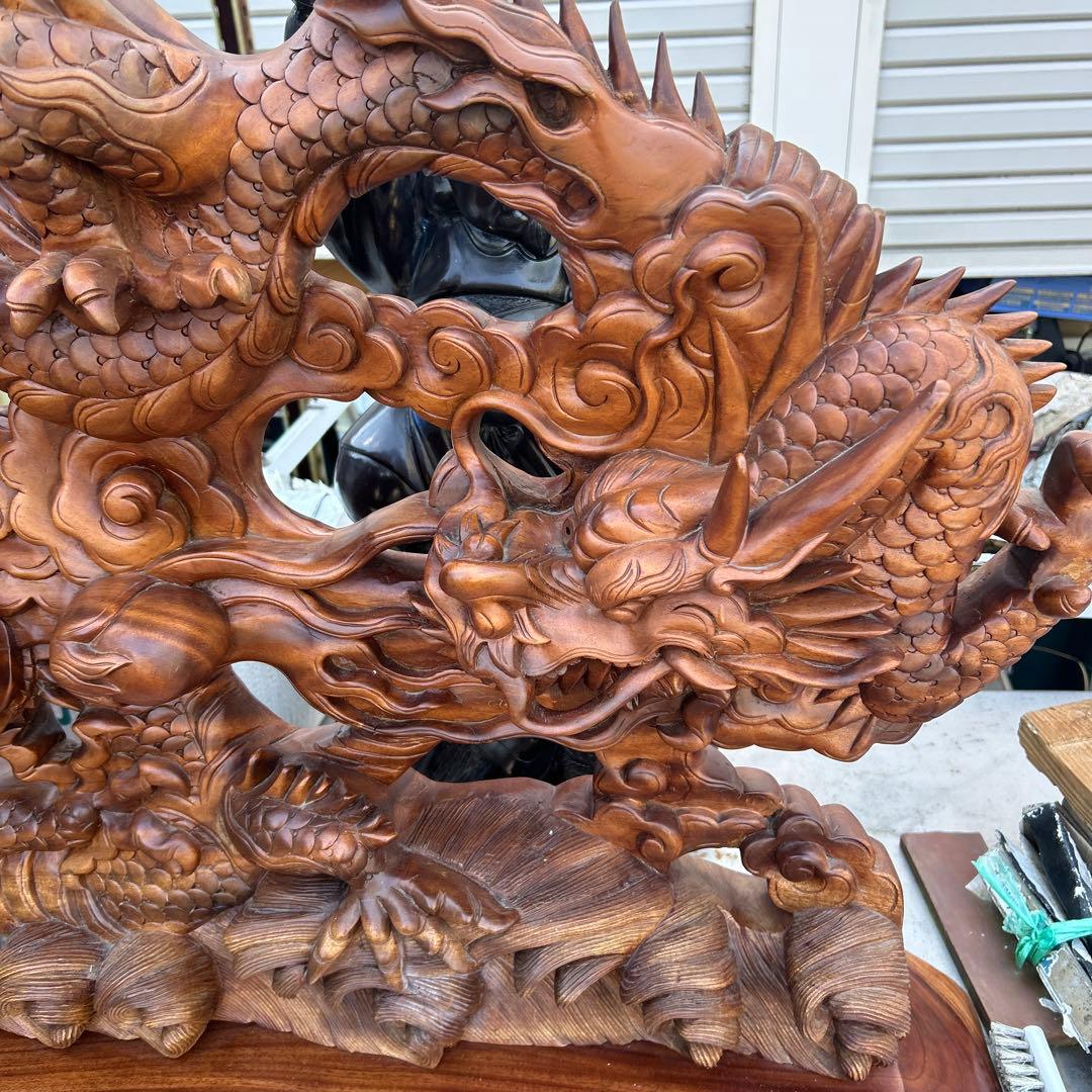 大きな龍の彫刻