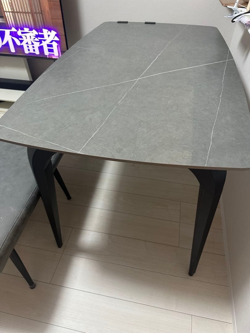 グレーのマーブル調ダイニングテーブル