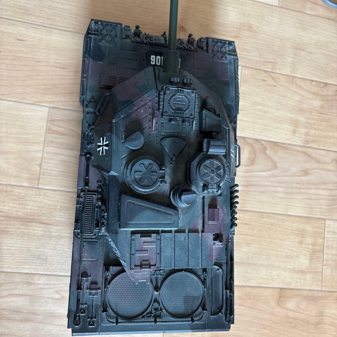 The load fights tank 戦車のおもちゃ