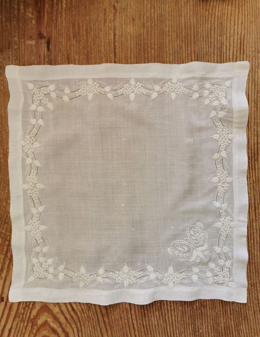 アンティーク 小花と実と葉の精緻なエンブロイダリー マリアージュ