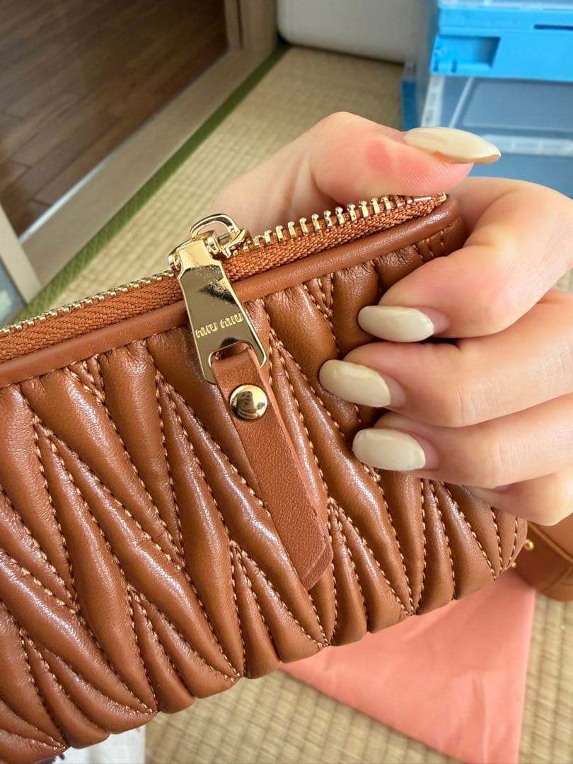 miu miu ブラウンレザーケース