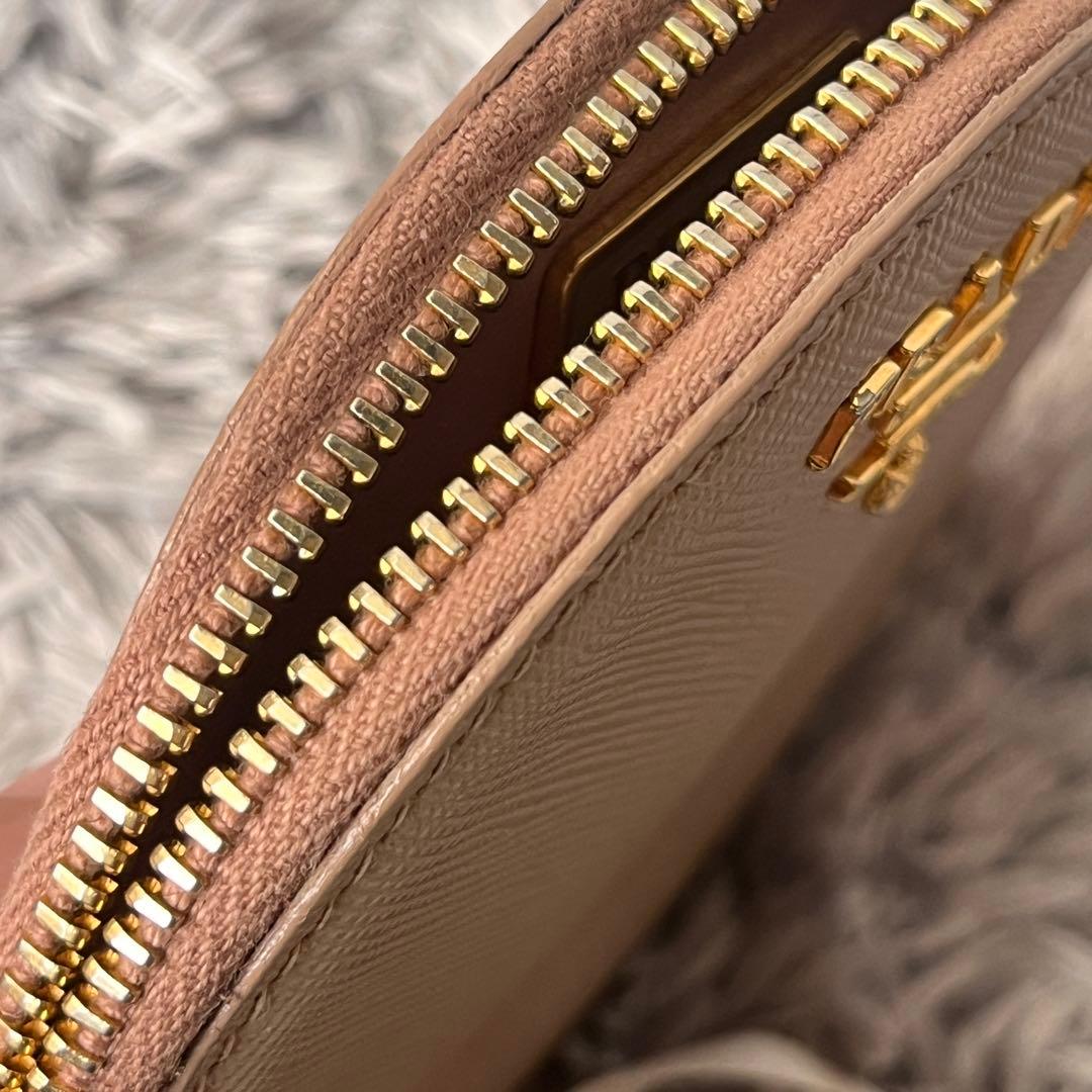 良品✨PRADA ラウンドケース　サフィアーノ　ストラップ付き　メタルロゴ