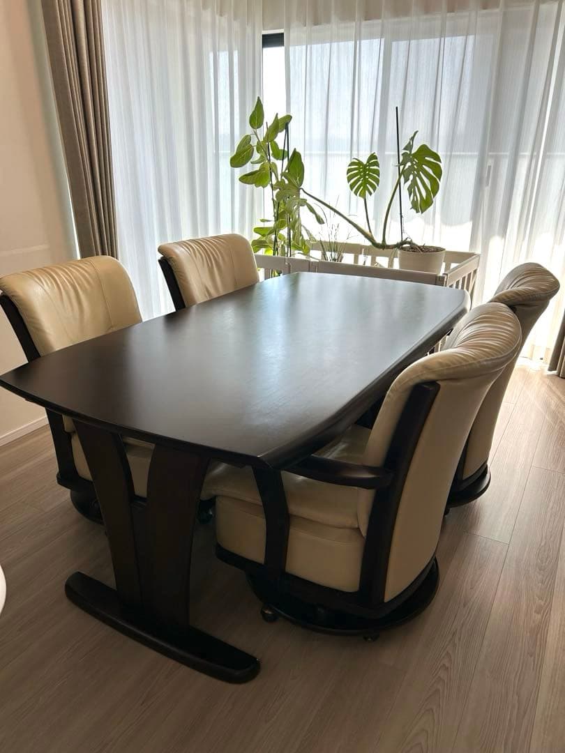 ル*ー様 お値下げしました【直接引取限定/岡山】ニトリ　ダイニングテーブル　肘付