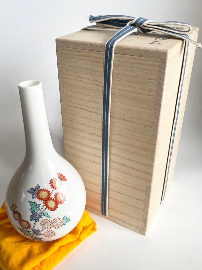 重要無形文化財　人間国宝　十四代酒井田柿右衛門　本人作　濁手菊文一輪生　花瓶