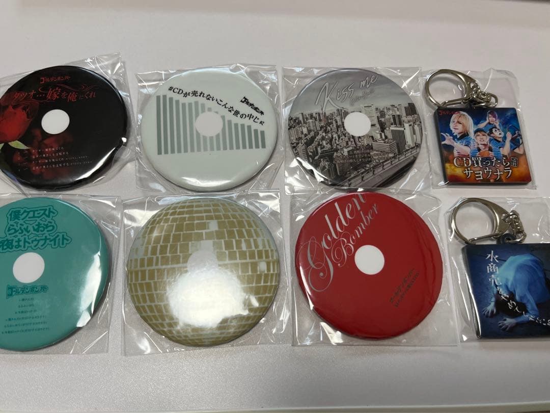 ゴールデンボンバーやんや岡山タワレコキーホルダー缶バッジガチャ衣装展