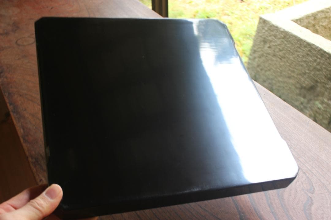 優美な梨地塗に風情ある流水桜文の映える隅切り四方折敷（