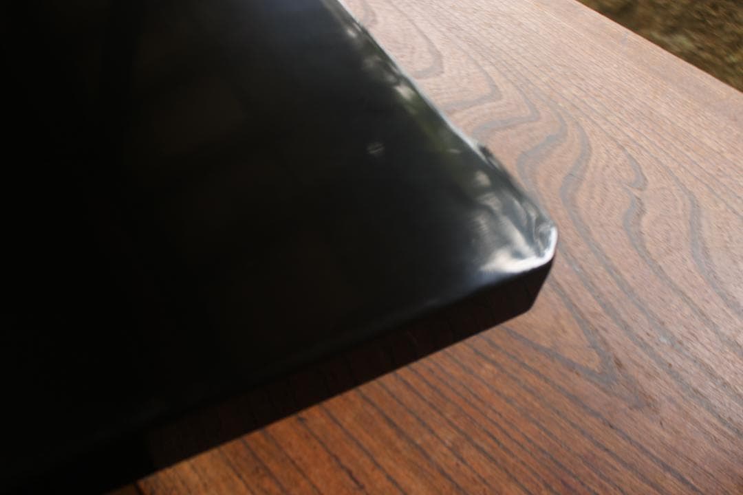 優美な梨地塗に風情ある流水桜文の映える隅切り四方折敷（