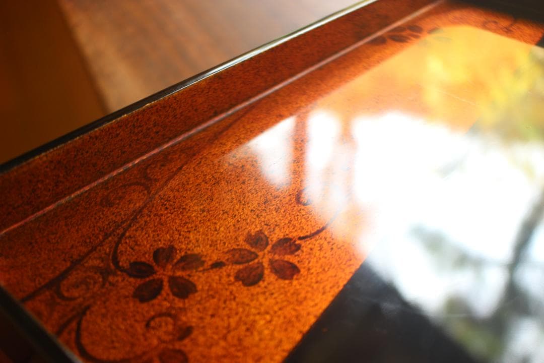 優美な梨地塗に風情ある流水桜文の映える隅切り四方折敷（