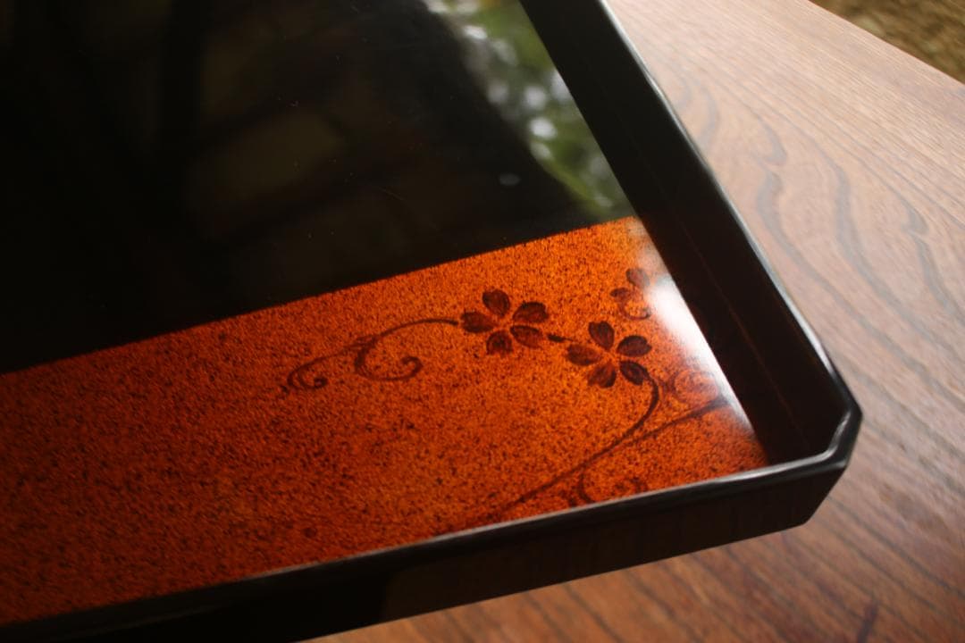 優美な梨地塗に風情ある流水桜文の映える隅切り四方折敷（検輪島塗蒔絵膳お膳お盆