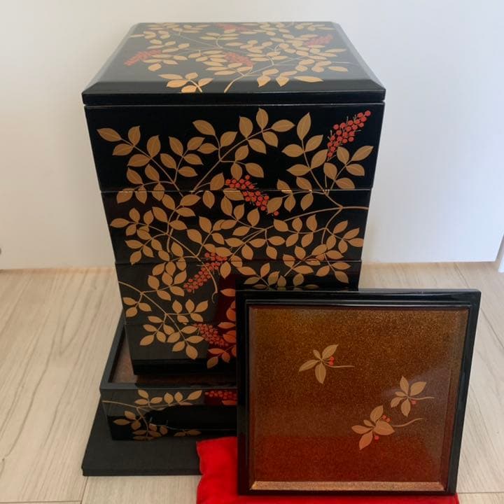 極上 南天蒔絵 呂色内梨子地 小重 台座付 四段重 木製