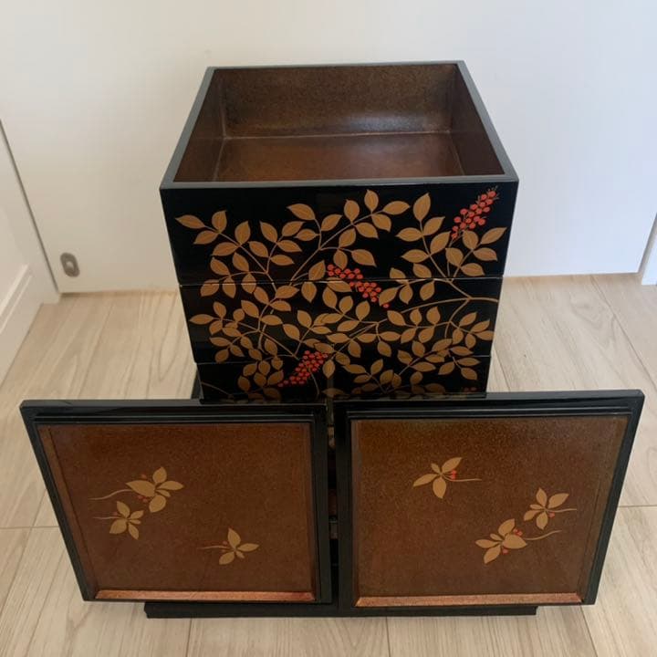 極上 南天蒔絵 呂色内梨子地 小重 台座付 四段重 木製