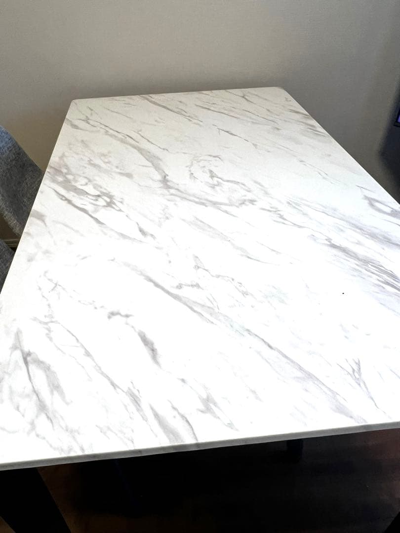 値下げ。1月19日まで。メラミン素材のダイニングテーブル　状態は良好！