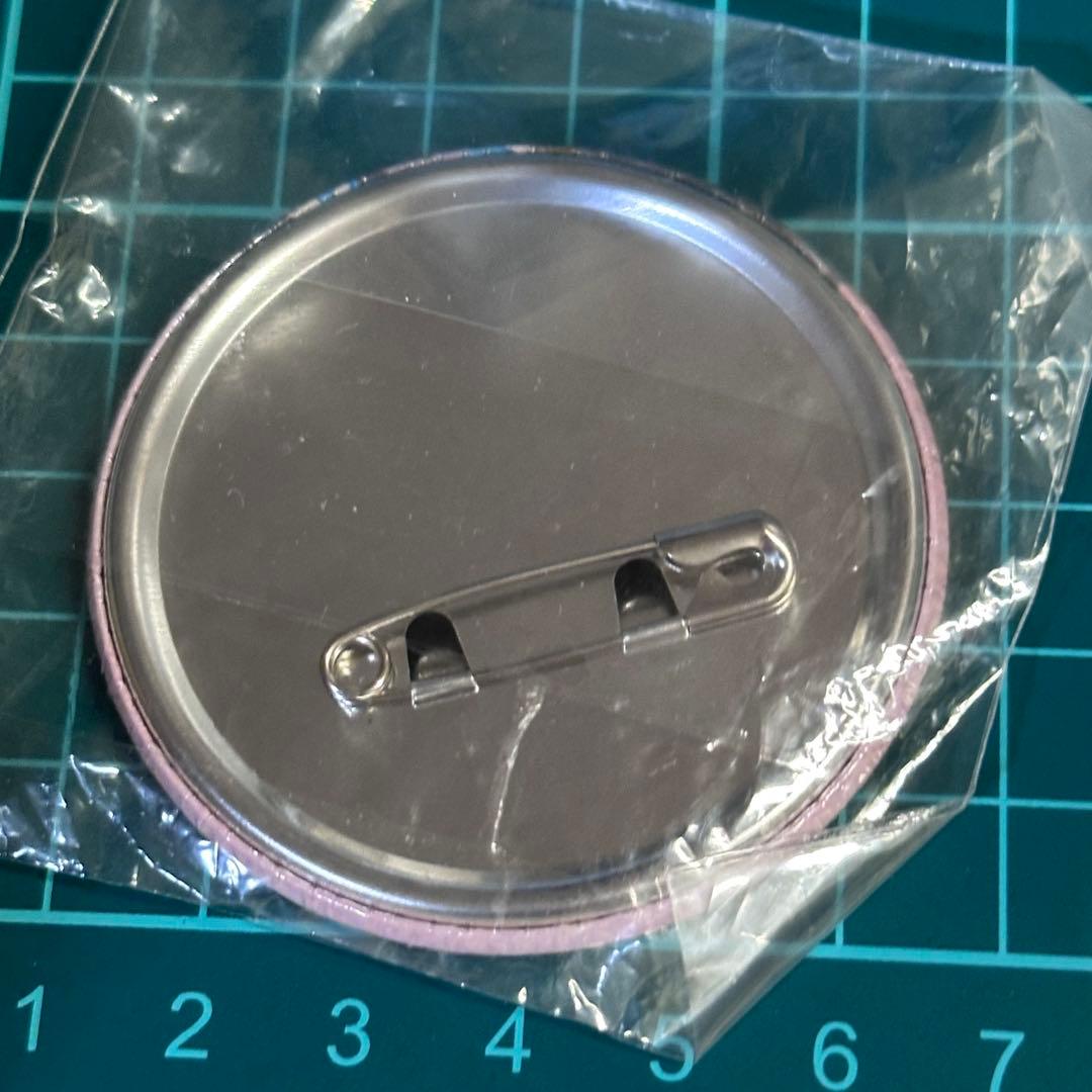 リトルアーモリー　 DMMスクラッチ　朝戸未世　缶バッジ　ミリタリー　武装JK