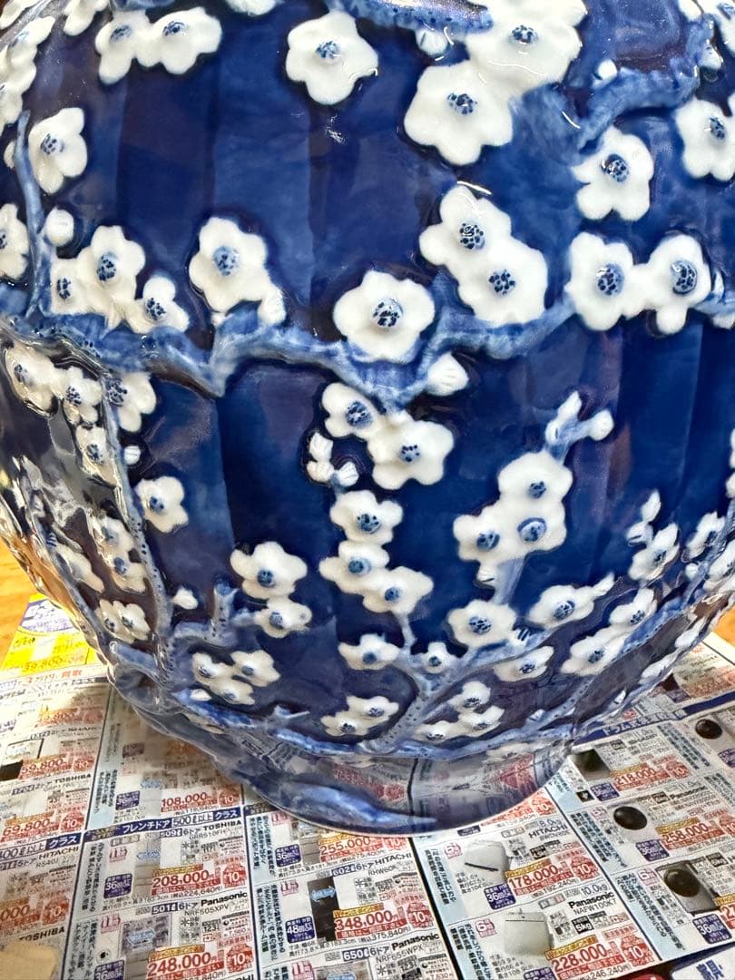 青い花模様の陶器の壺 青と白の花模様の陶器壺