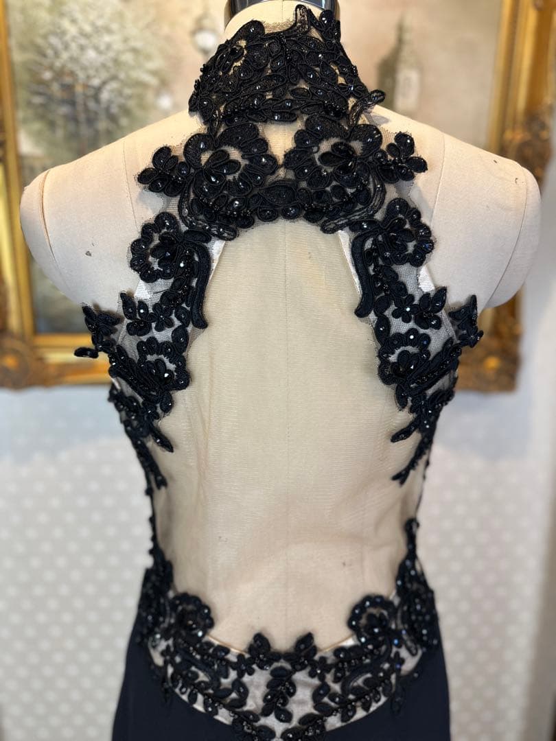 黒のハイネック刺繍ロングドレス