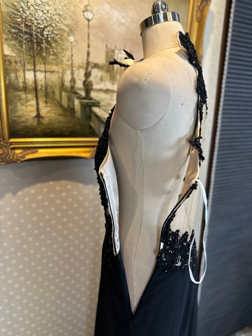 黒のハイネック刺繍ロングドレス