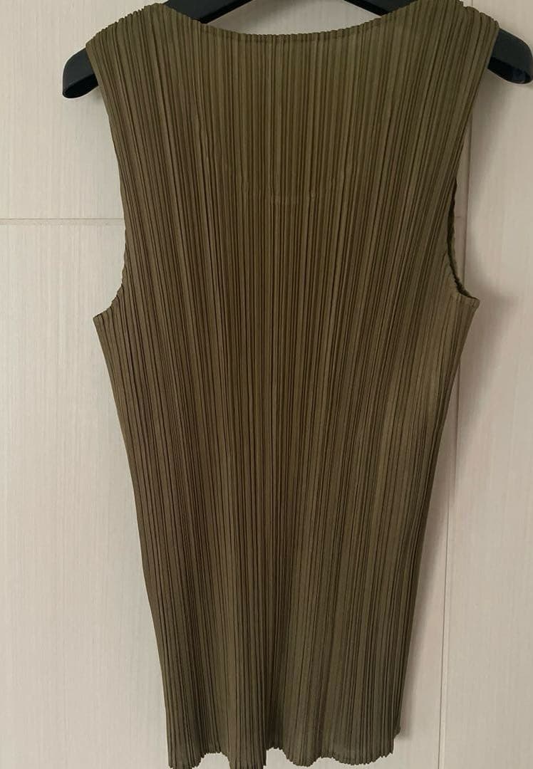 PLEATS PLEASE プリーツタンクトップ オリーブグリーン