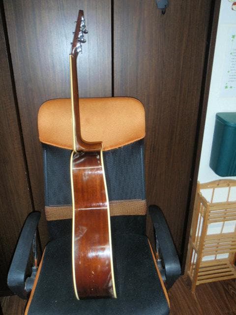 YAMAHA ＦＧ-200Ｄ　檄鳴り　外観のラッカー塗装の劣化による模様あり