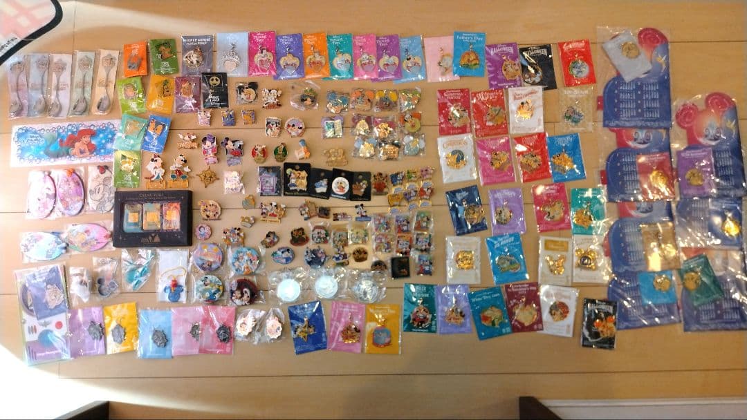 【希少品】ディズニーグッズ ピンバッジ セット まとめ売り ピンズ キーホルダー 希少品】ディズニーグッズ ピンバッジ セット まとめ売り ピンズ