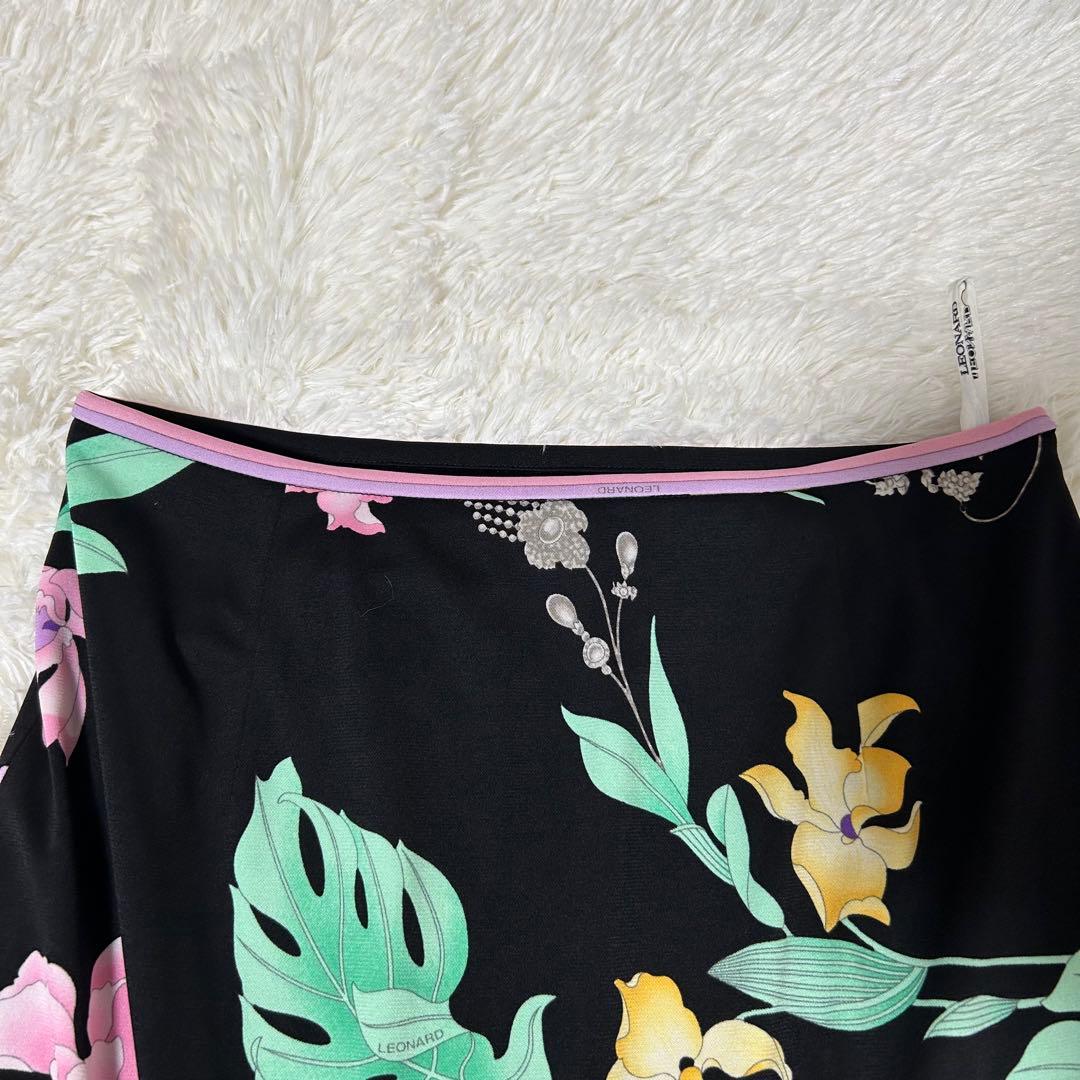 極美品【レオナール】ひざ丈スカート M フレア カンカン素材 近年モデル 花柄