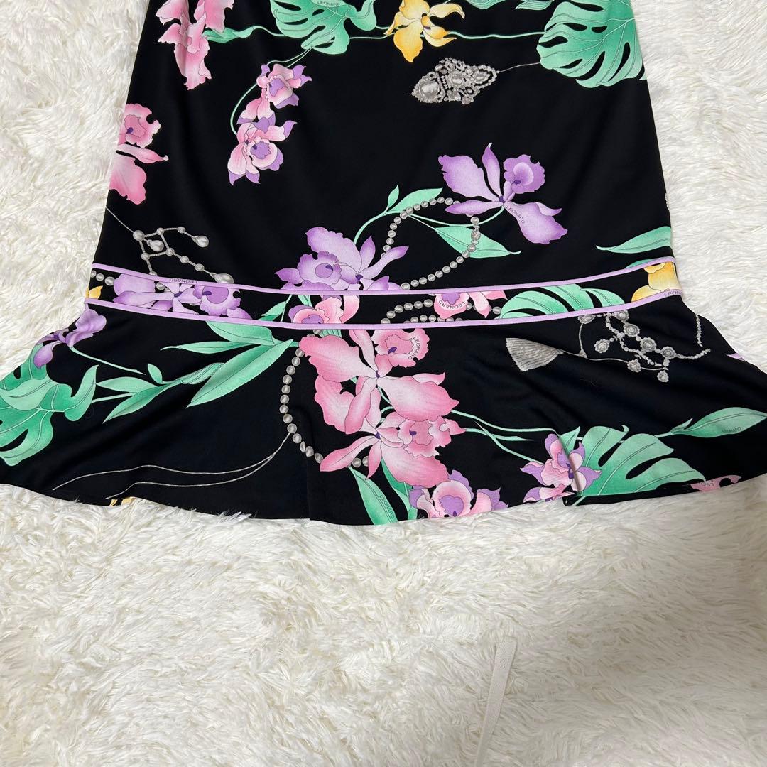 極美品【レオナール】ひざ丈スカート M フレア カンカン素材 近年モデル 花柄