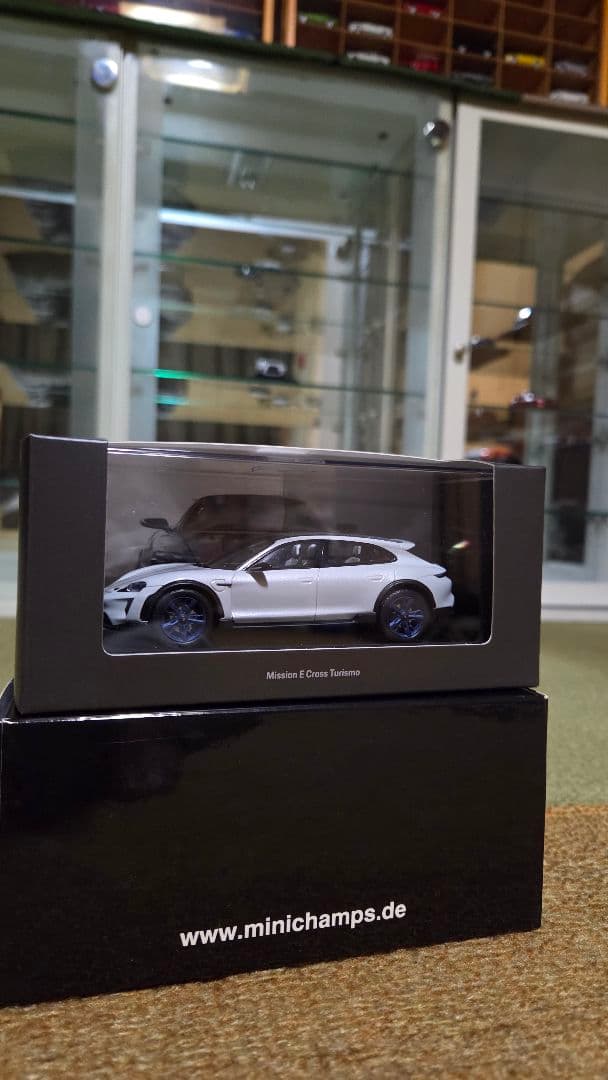 1/43 Porsche 特注 Mission e 2018 Spark