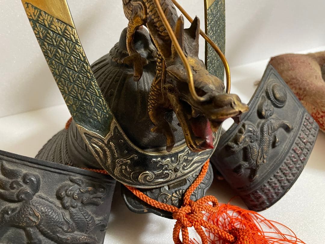 金属製の武具飾り 獅子・龍彫刻付き ２個セット