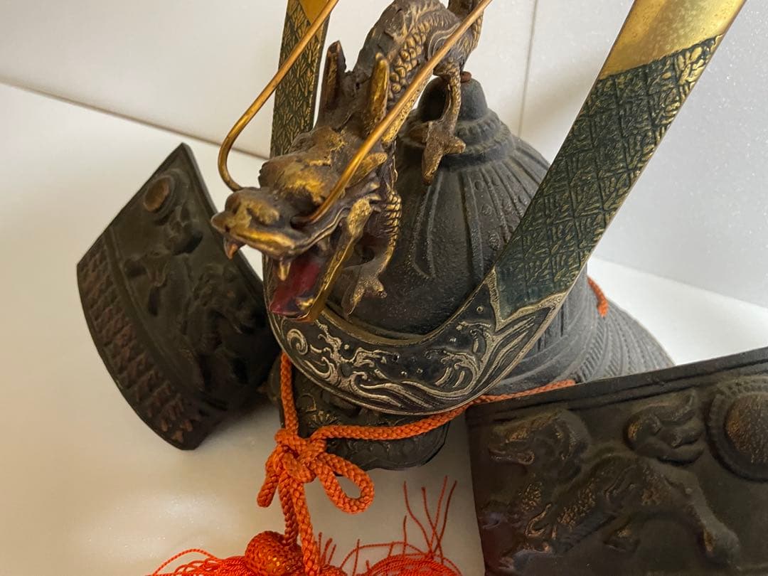 金属製の武具飾り 獅子・龍彫刻付き ２個セット