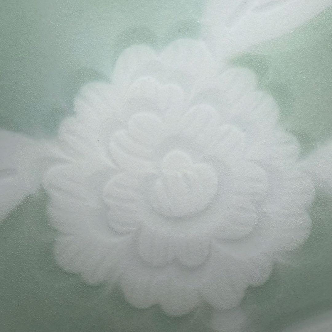 人間国宝　井上萬二　作　青白磁牡丹彫文　皿　高級ライン　直径16.8cm