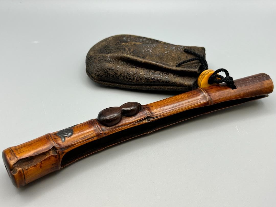 明治時代 竹製キセル入れ 在銘 紫檀製瓢箪高肉 蝸牛萌絵