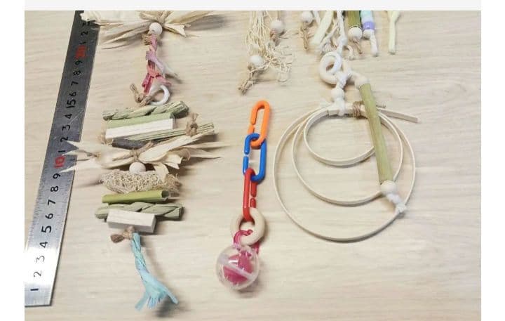 v99 自然素材 ハミハミ吊り下げおもちゃ 文鳥 インコ バードトイ バルサ