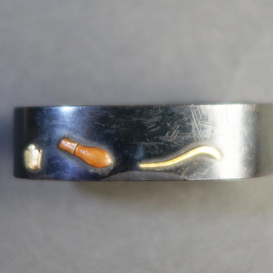 【 在銘 赤城軒元孚 赤銅磨地 金銀銅色絵 茶道具図縁頭 】 (箱・布団付き)