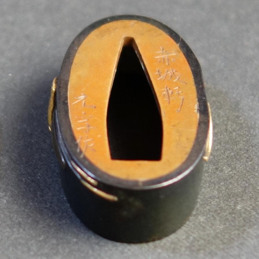 【 在銘 赤城軒元孚 赤銅磨地 金銀銅色絵 茶道具図縁頭 】 (箱・布団付き)