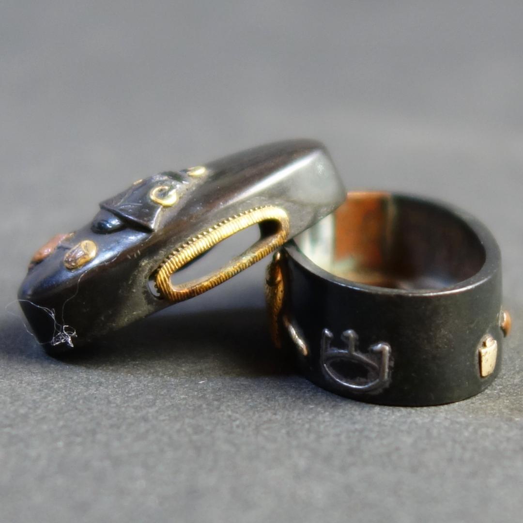 【 在銘 赤城軒元孚 赤銅磨地 金銀銅色絵 茶道具図縁頭 】 (箱・布団付き)