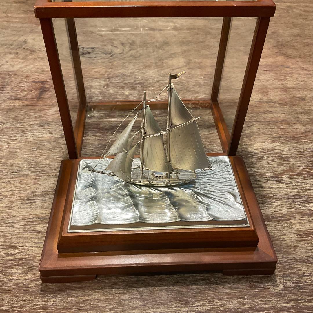 銀製(純銀刻印)帆船 置物 台付 ヨット シルバー 金属工芸 ガラスケース