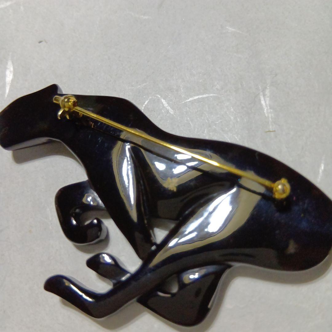 鼈甲沈金付きピューマブローチ